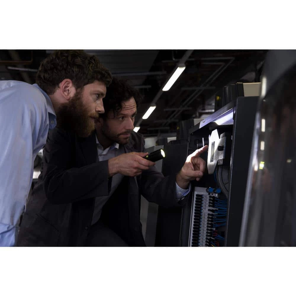 I7DR Industrial 220 Lumens LED Flashlight with Double Battery Charging Base & Advanced Focus System Designed in Germany by LEDLENSER 4 I7DR Industrial 220 Lumens LED Flashlight with Double Battery Charging Base & Advanced Focus System Designed in Germany by LEDLENSER - Image 4